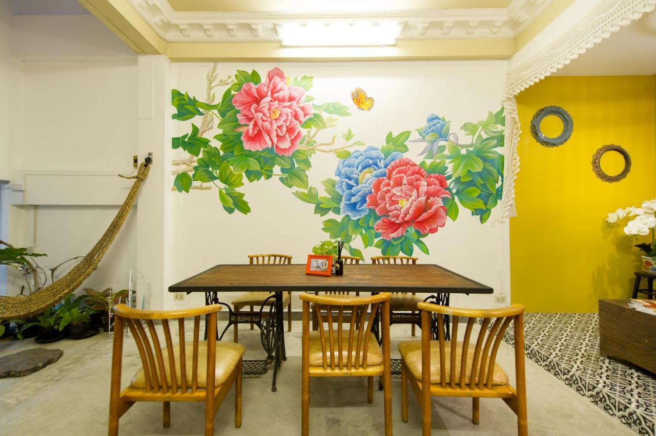 The Neighbors Hostel (Adults Only) Phuket Bagian luar foto