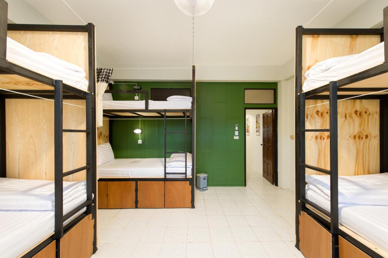 The Neighbors Hostel (Adults Only) Phuket Bagian luar foto