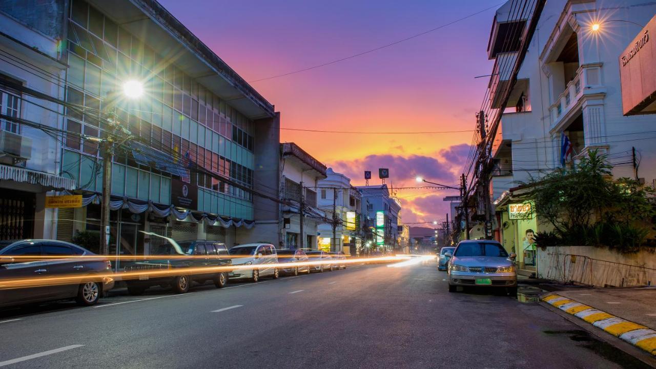 The Neighbors Hostel (Adults Only) Phuket Bagian luar foto