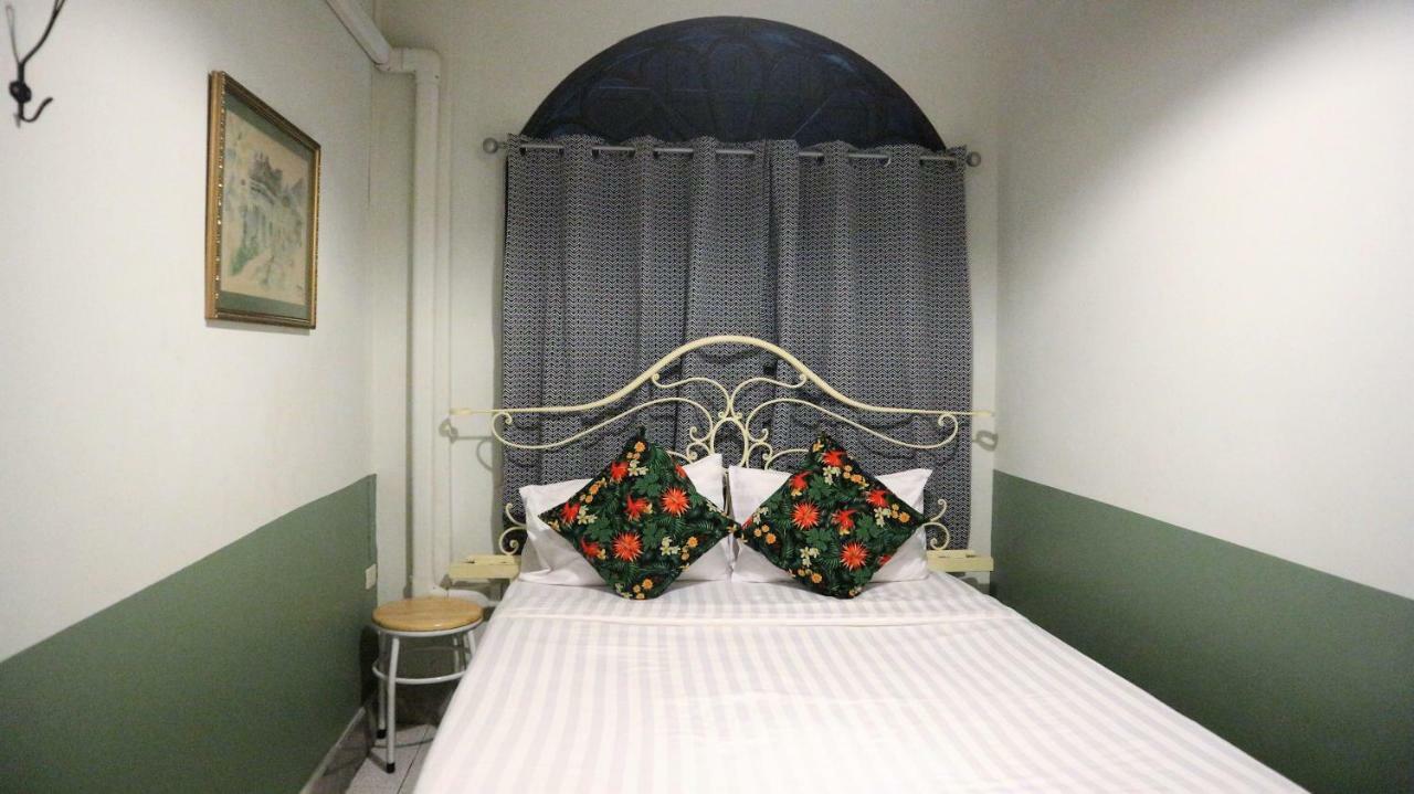 The Neighbors Hostel (Adults Only) Phuket Bagian luar foto