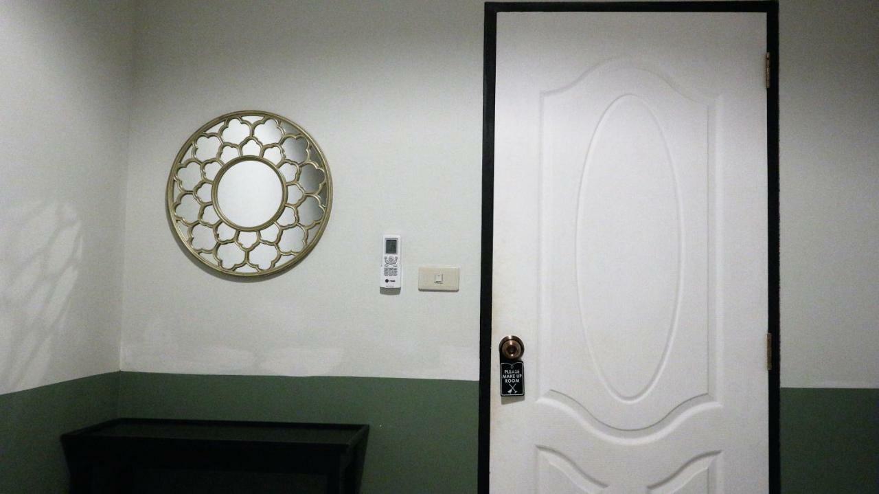 The Neighbors Hostel (Adults Only) Phuket Bagian luar foto